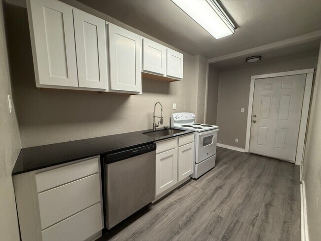 Building Photo - 2434 NW 12th - Duplex