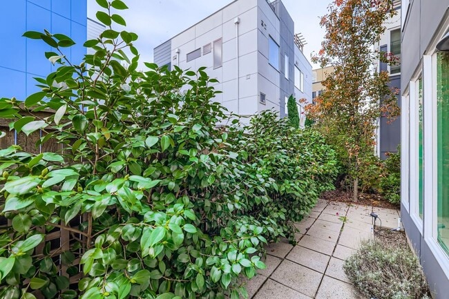 Building Photo - Bright 3bed/2.5bath Townhome in Judkins Park Neighborhood!