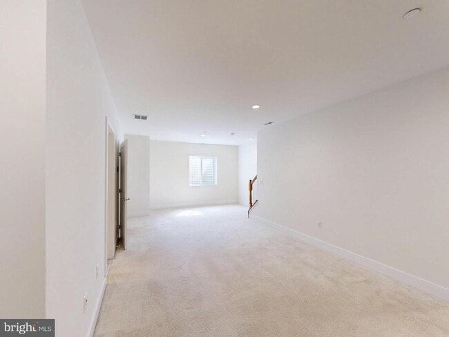 Building Photo - 909 Lakeview Ct