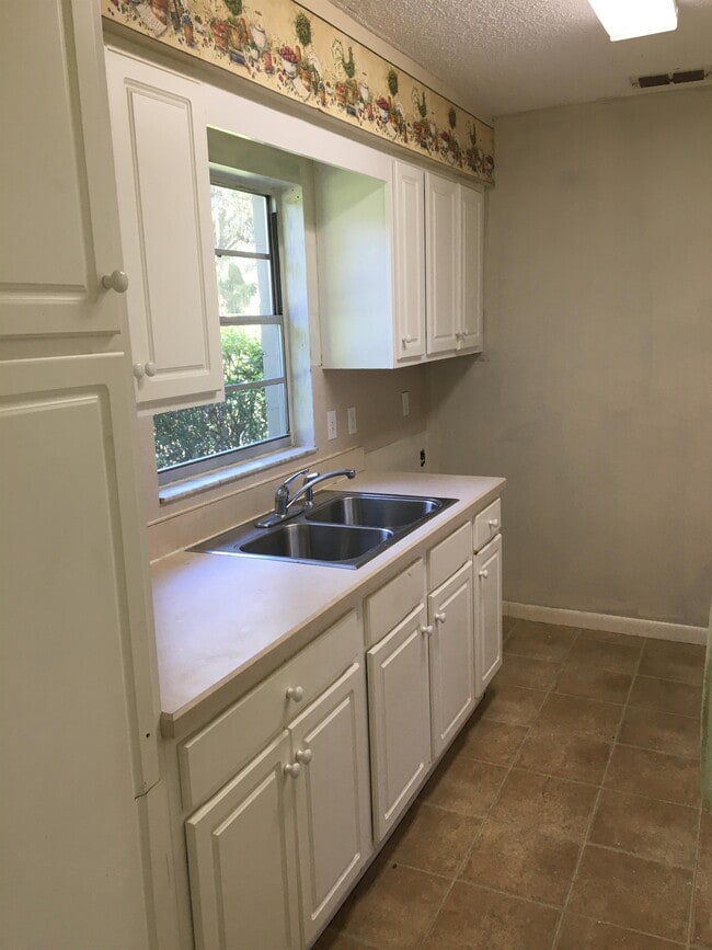 Building Photo - 1450 E Church St