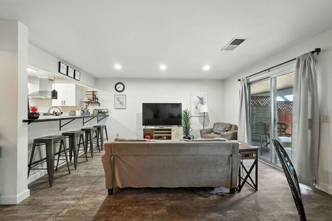 Building Photo - Adorable 2/1.5 with private back yard, ful...