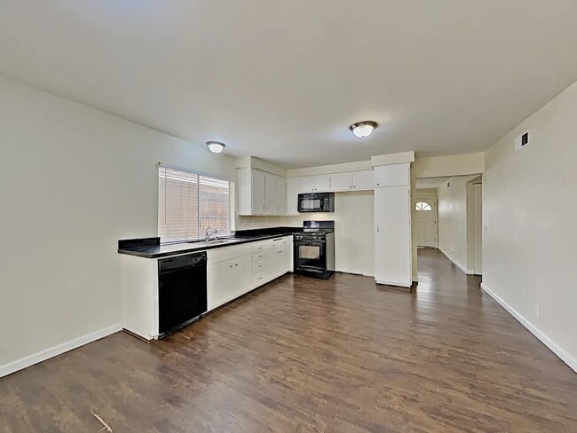 Building Photo - 4355 Laurelhurst Rd