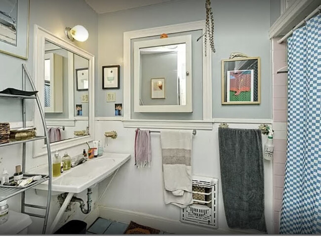 Pre-Reno Bathroom #2, with Tub-Shower Combo - 4000 Crescent Dr