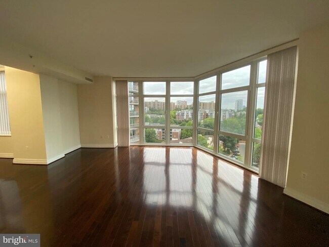 Building Photo - 8220 Crestwood Heights Dr
