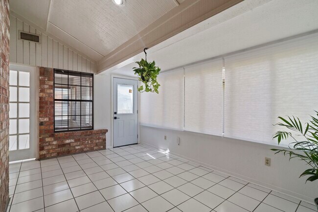 Building Photo - 2710 Pineleaf Dr