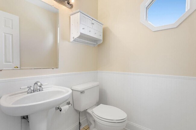 Building Photo - 400 Schooner Way