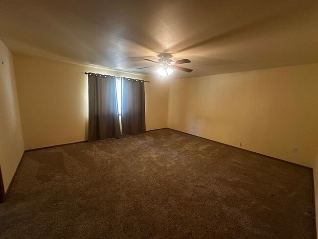 Building Photo - Nice 3 bedroom 2 bath home with den/media ...