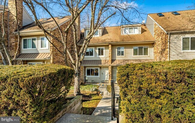 Primary Photo - 227 Carriage Ct