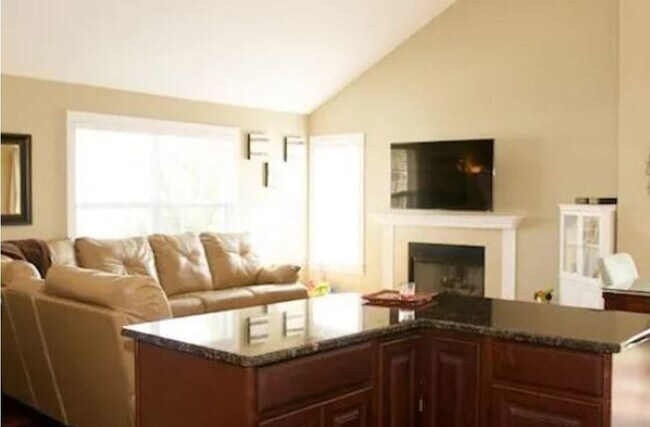 Building Photo - 2621 Canyon Dr