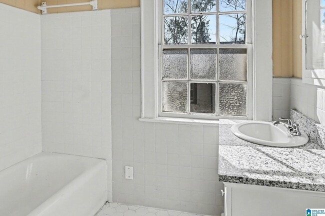 Building Photo - 1811 Fairfax Ave