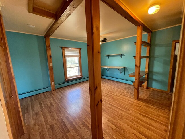 Building Photo - Colorful, eclectic 3-bedroom house in Pitt...