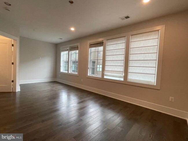 Building Photo - 3721 Chevy Chase Lake Dr