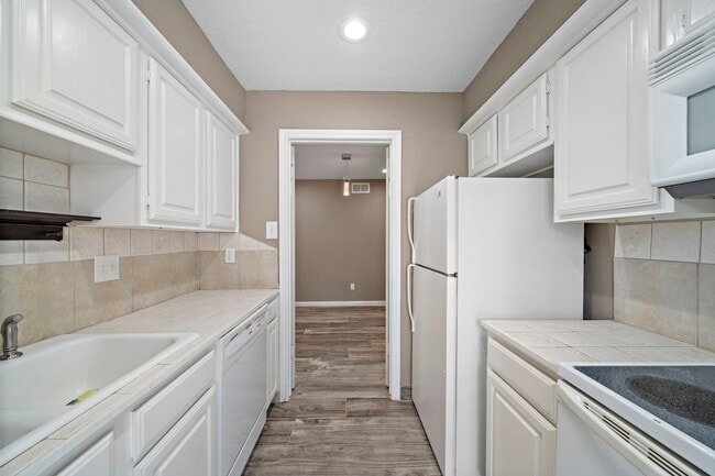 Building Photo - 1311 Antoine Dr