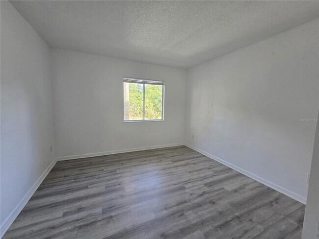 Building Photo - 633 Silver Pass