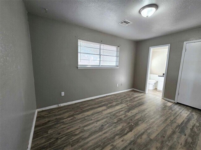 Building Photo - 2500 SE 51st St
