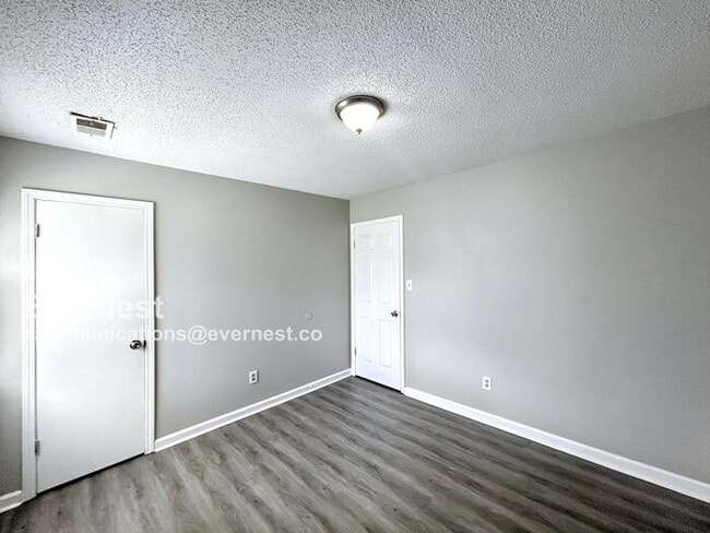 Building Photo - Spacious 3 Bed, 1 Bath Home with Fenced Yard and Off-Street Parking