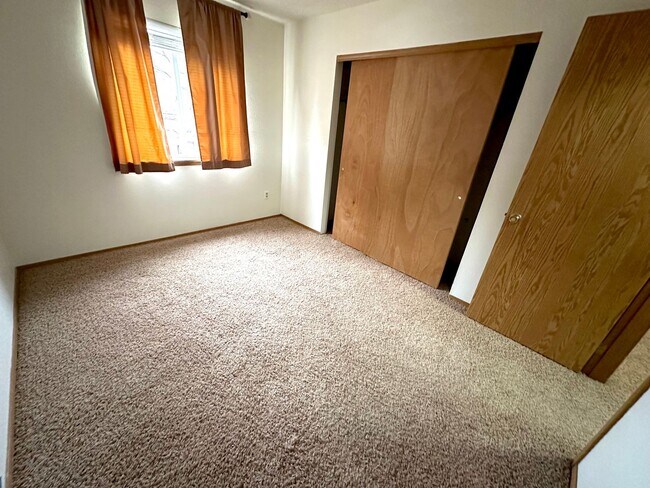 Building Photo - Cozy End-Unit Condo in Gated Community