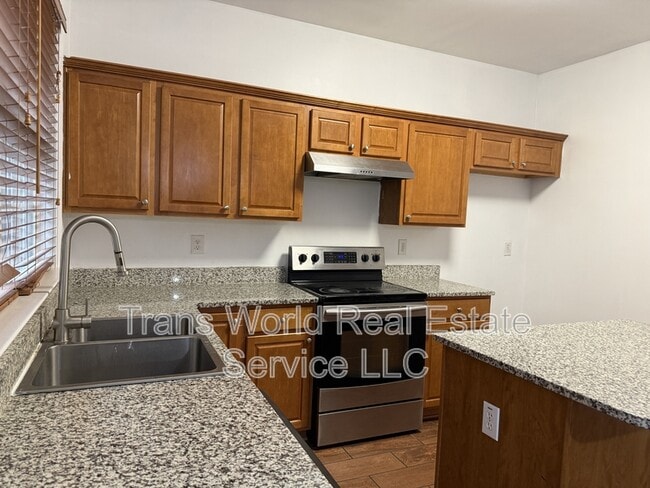 Building Photo - 425 Friars Head Dr NE