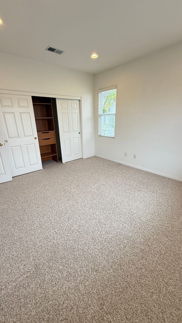 Building Photo - Spacious 4-Bedroom 3.5-Bath with Bonus Den...