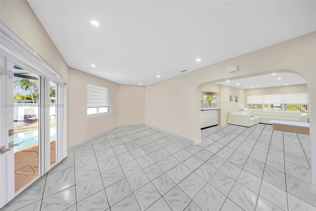 Building Photo - 490 W 33rd Pl