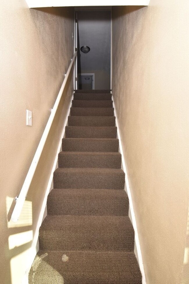 Building Photo - Mishawaka Northside 3 bedroom 1 1/2 story home with 2 bathrooms