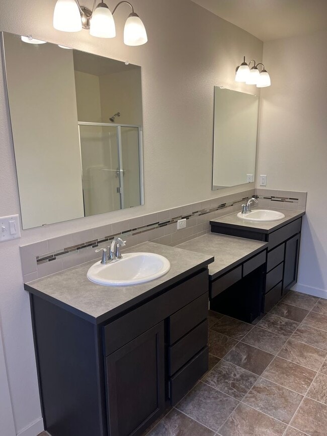 Building Photo - 3 Bedroom + Office in NW Redmond