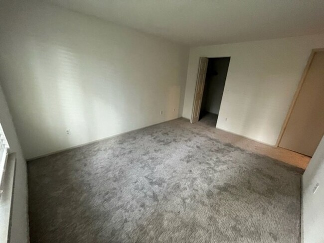 Building Photo - 3 Bd / 1Ba Renton Condo