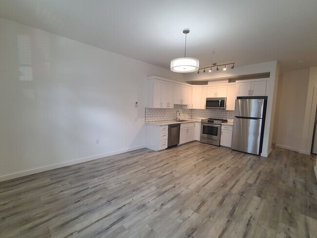Building Photo - 1 BD with a Den/1 bath  Ground Floor Washe...
