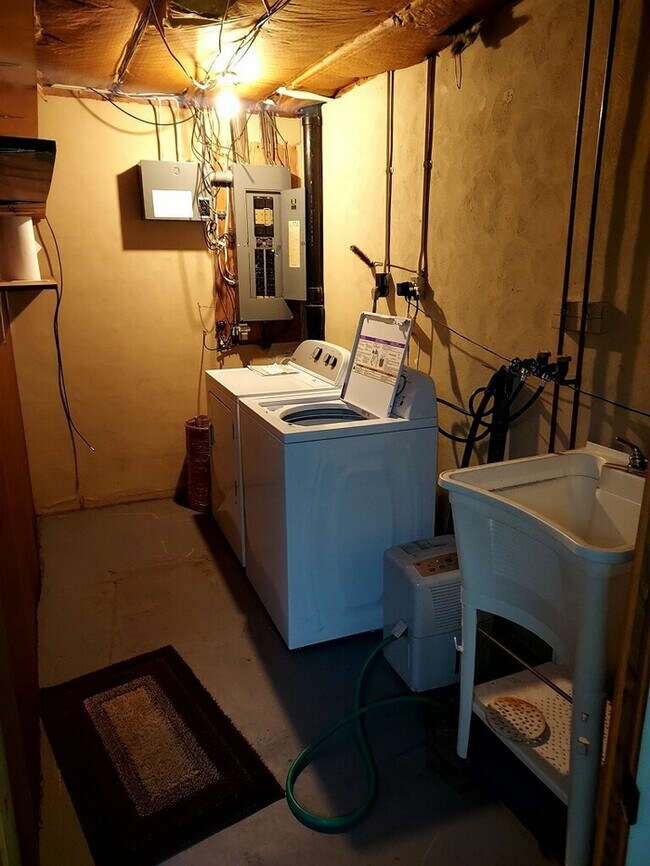 Building Photo - 2-3 Bedroom Townhouse for rent in Altoona