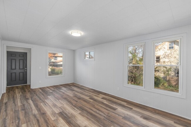 Building Photo - Single-Family House with 2BR and 1BA