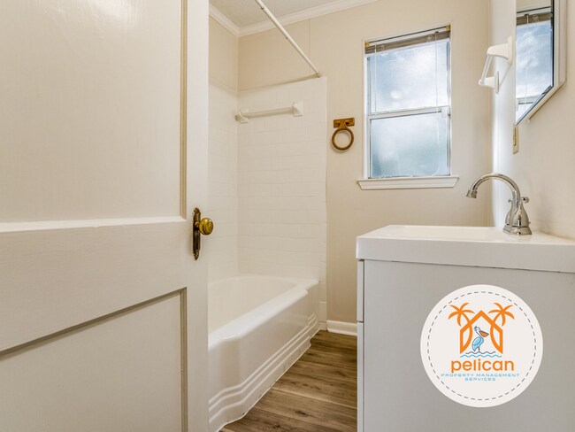 Building Photo - Cozy 2 Bedroom House with Large Yard in Pe...