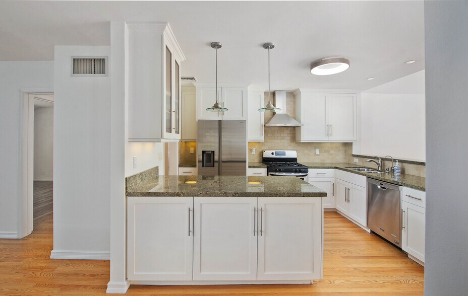 Building Photo - 13964 Peach Grove St