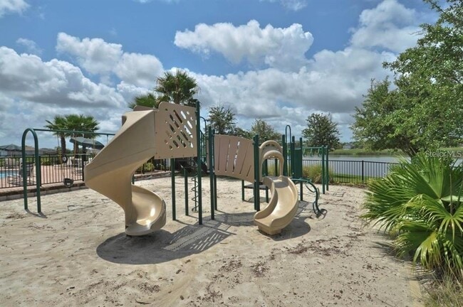 Building Photo - 610 15th Ave NW