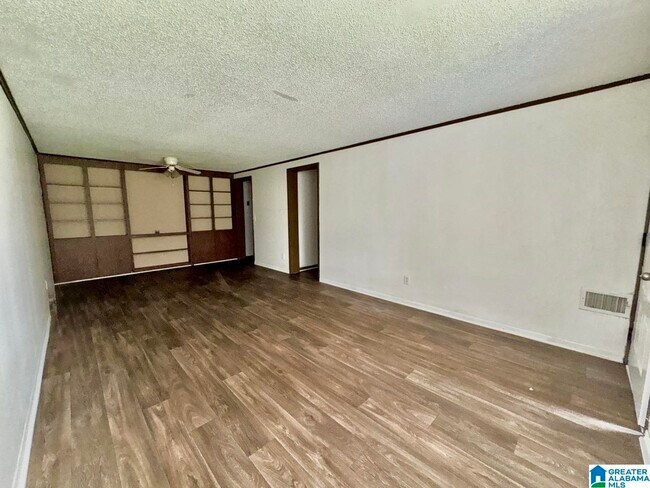 Building Photo - 1700 Greenbrier Dear Rd