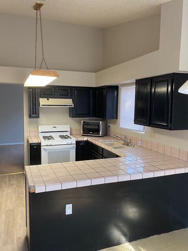Building Photo - 3 Bedroom 2 Bathroom Home!