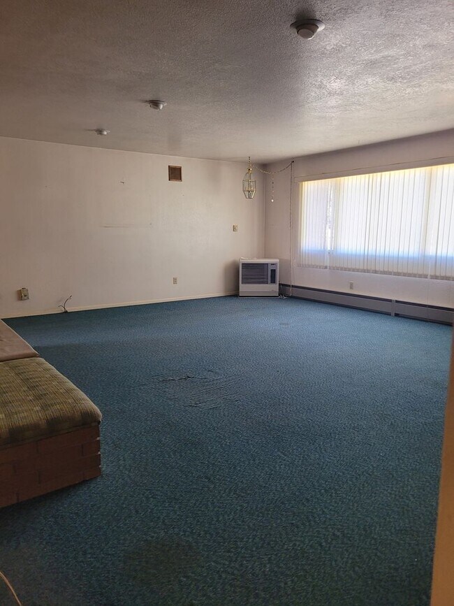 Building Photo - Large 3 Bedroom, 2 Bath Home