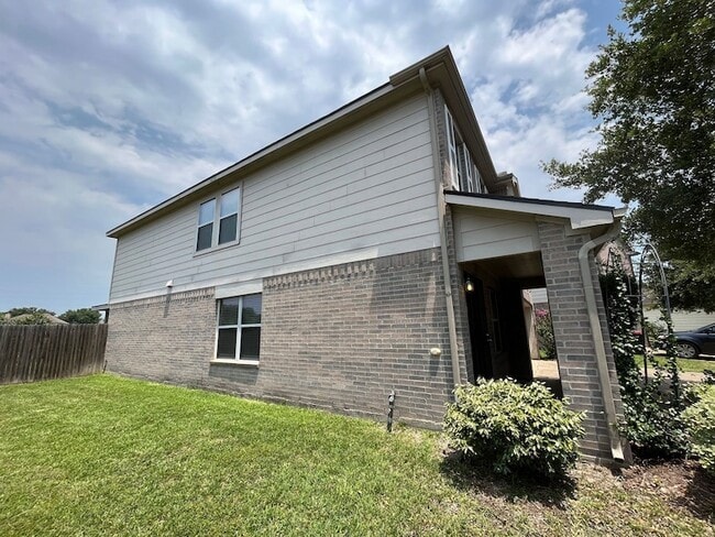 Building Photo - 15202 Lynford Crest Dr