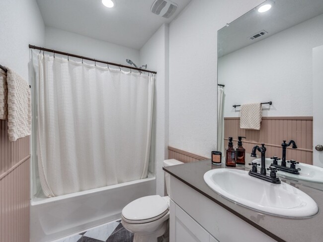Building Photo - Electric and Gas Included in Rent!!