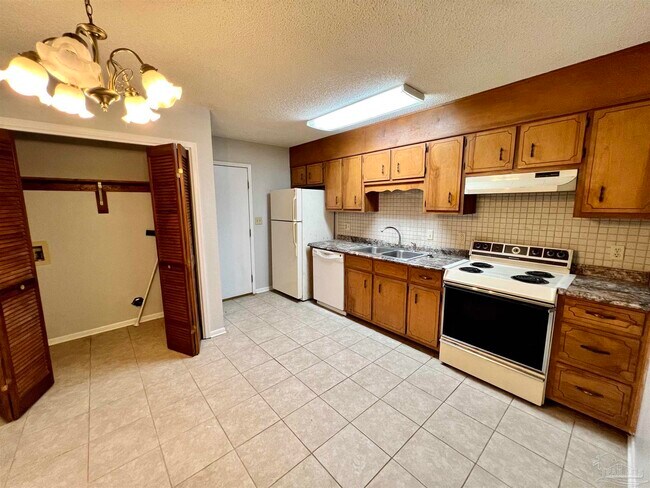 Building Photo - 2114 Hollyhill Rd