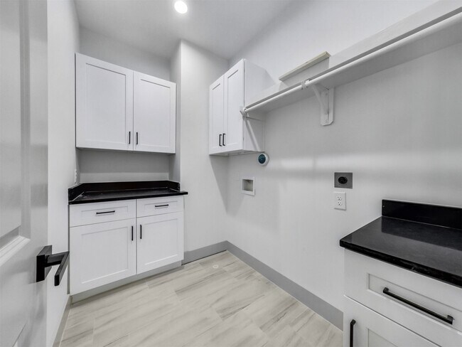 Building Photo - 2410 Vaughn St