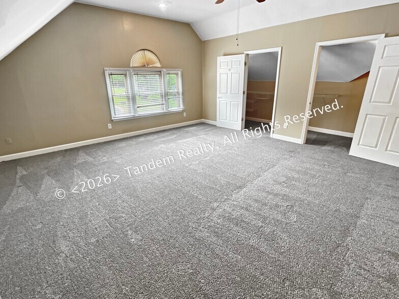 Building Photo - 309 Oakcrest Ct