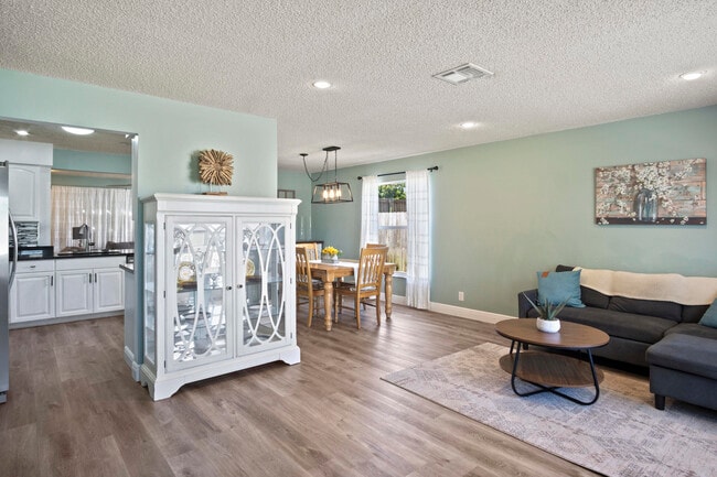 Building Photo - 9032 SE Sandridge Ave