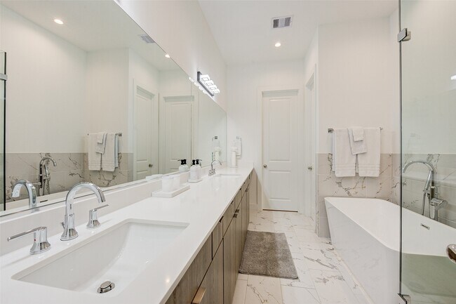 Building Photo - 5839 Dolores St