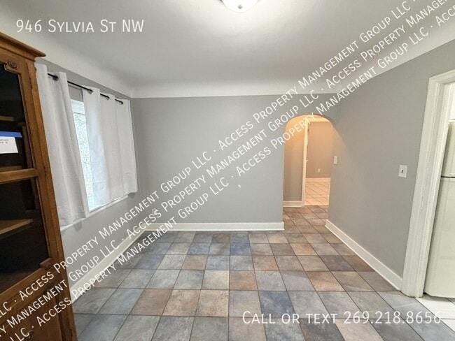 Building Photo - 946 Sylvia St NW