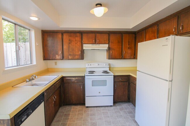 Building Photo - 2 Bedroom Townhouse Style Apartment with Private Fenced Patio