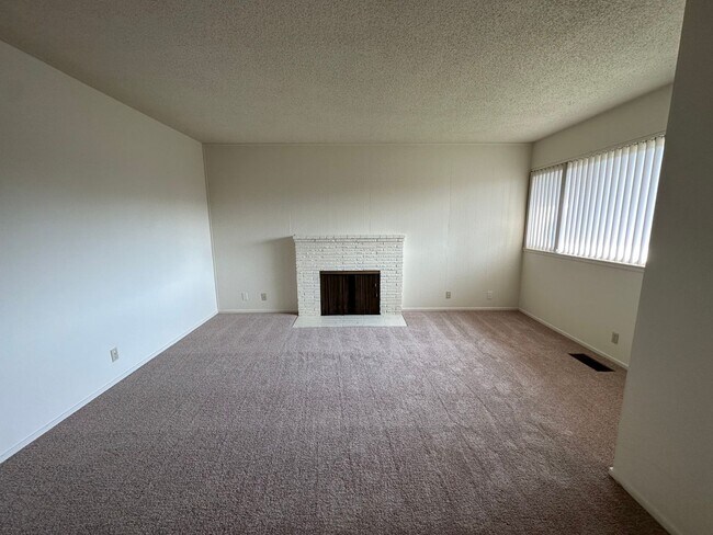 Building Photo - 3 Bedroom 2 Bathroom Duplex in Greenhaven