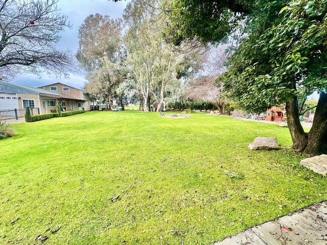 Building Photo - Gorgeous 4/3 Country Estate with 2000sf Barn