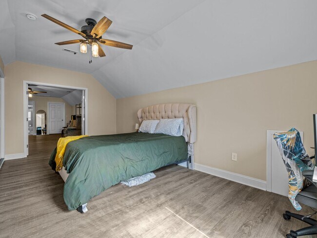 Building Photo - Beauty by the Water!