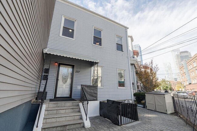 Building Photo - 337 Summit Ave