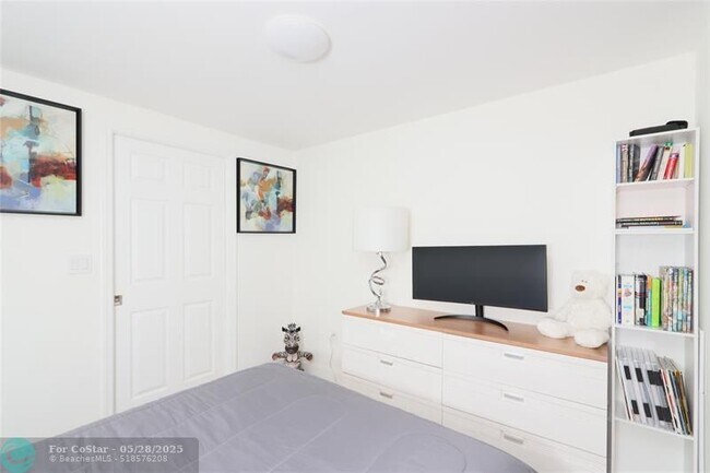 Building Photo - 411 N New River Dr E